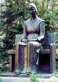 mary-dyer-quaker-statue